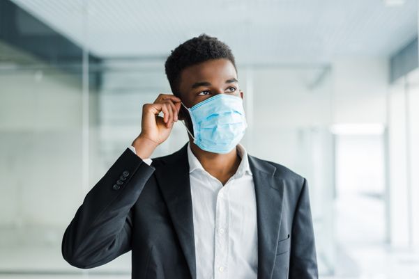 pessoas usando mascaras para se proteger do coronavirus article