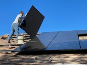 Profissional instalando placa de energia solar em condomíinos