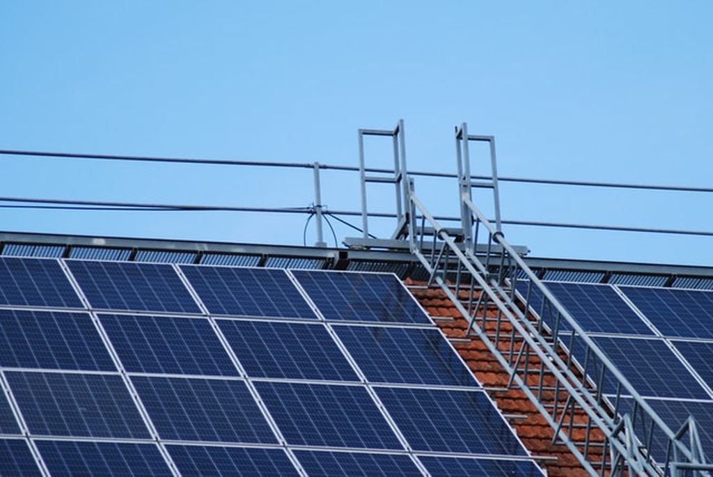 Kit de energia solar para condomínios sendo instalado em telhado
