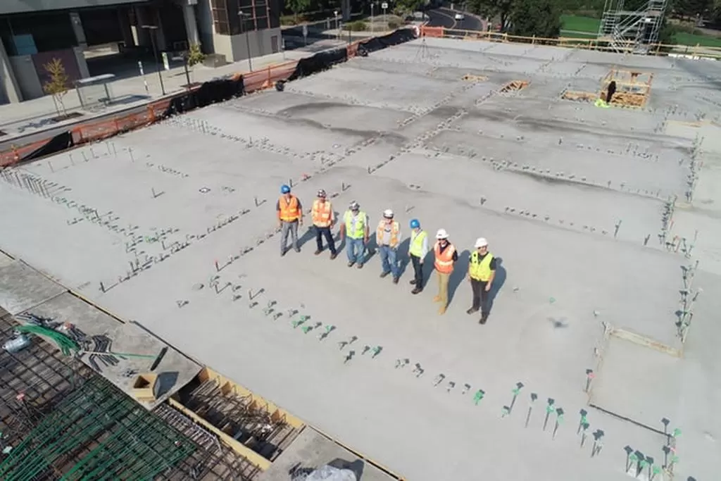 Equipe de obra fazendo a troca de manta asfáltica para laje